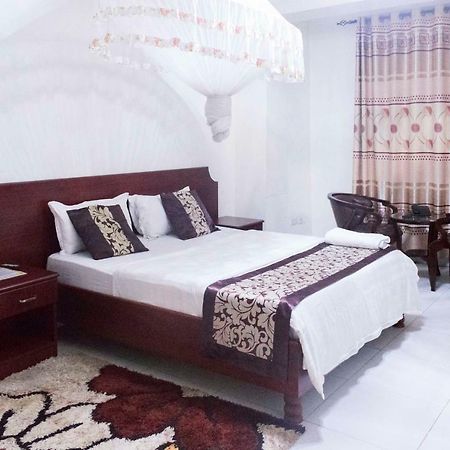 Sunrise hotel kampala Bagian luar foto