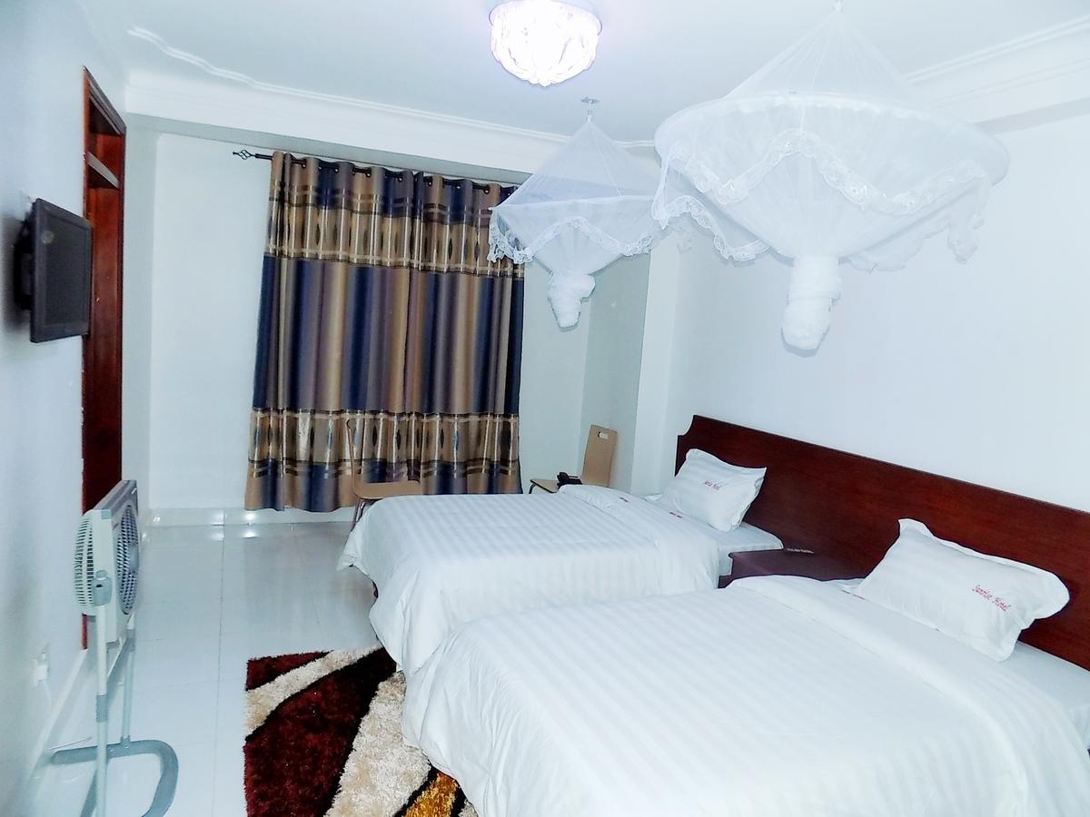 Sunrise hotel kampala Bagian luar foto