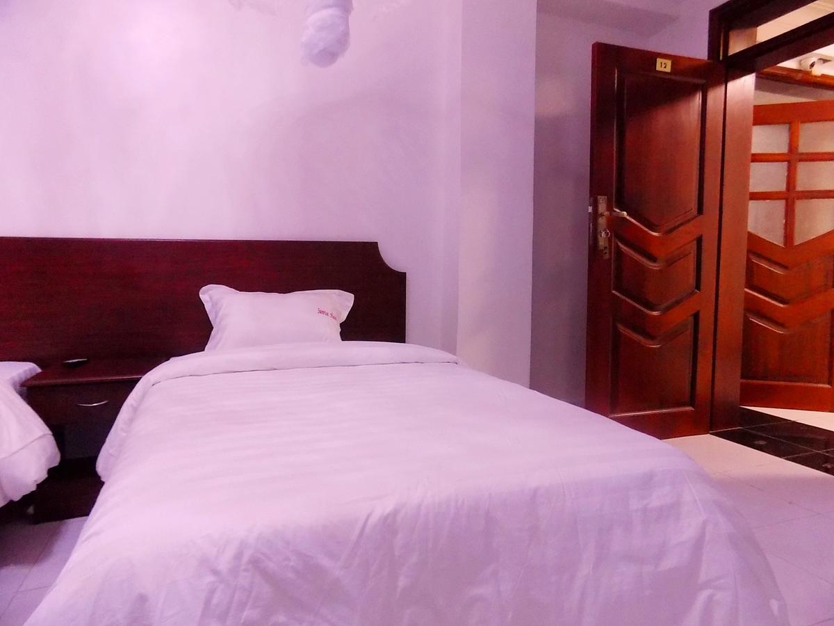Sunrise hotel kampala Bagian luar foto