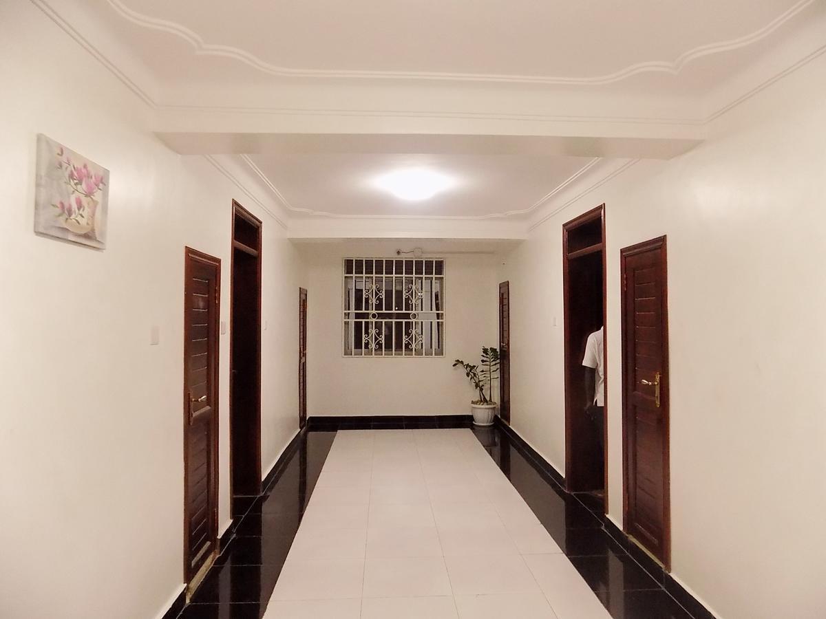 Sunrise hotel kampala Bagian luar foto