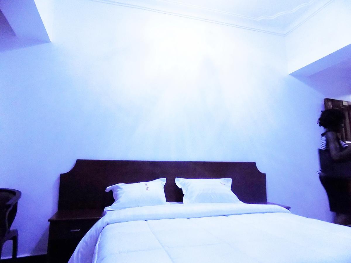 Sunrise hotel kampala Bagian luar foto