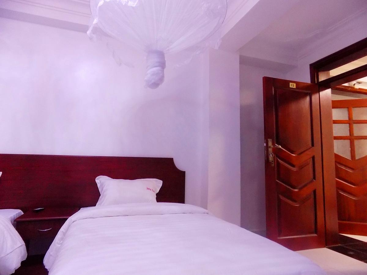 Sunrise hotel kampala Bagian luar foto