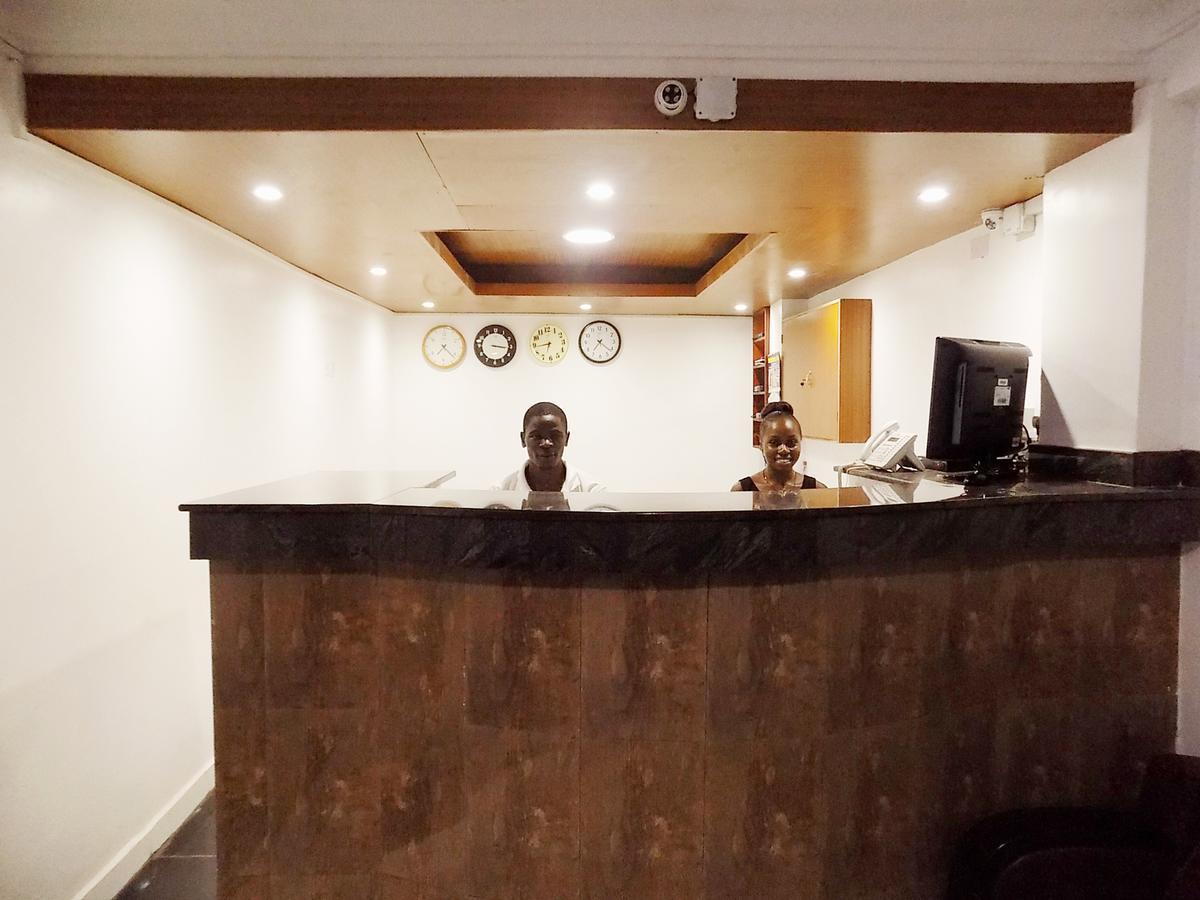 Sunrise hotel kampala Bagian luar foto