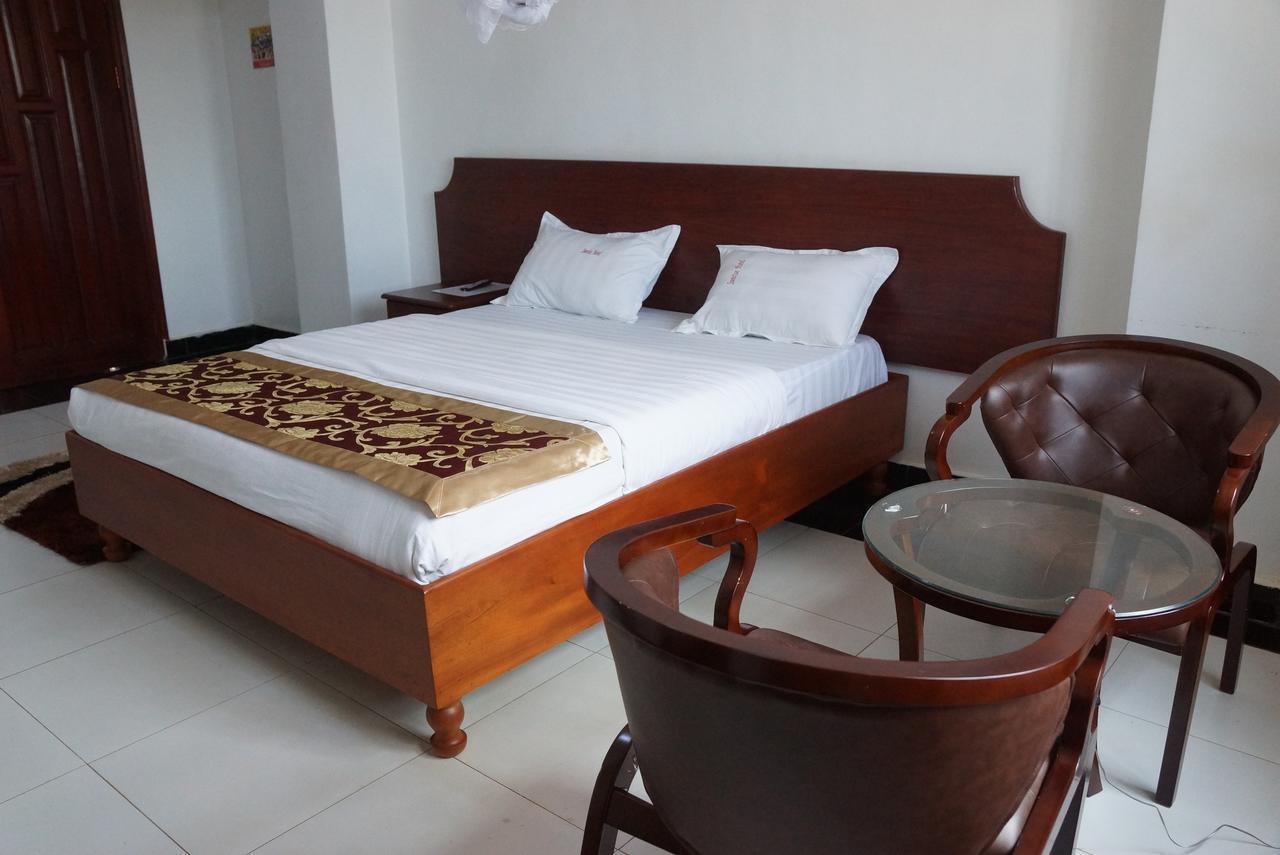 Sunrise hotel kampala Bagian luar foto