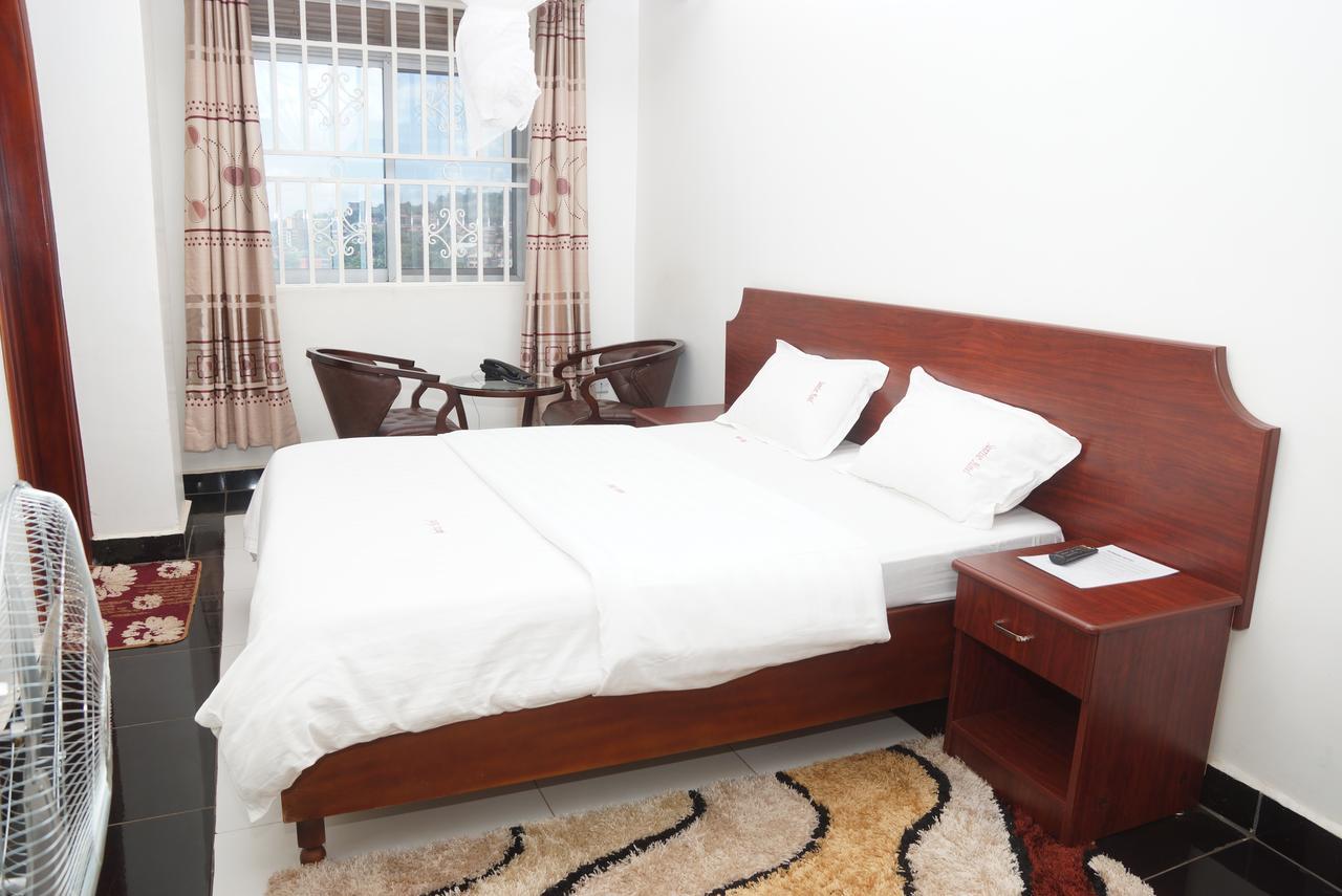 Sunrise hotel kampala Bagian luar foto