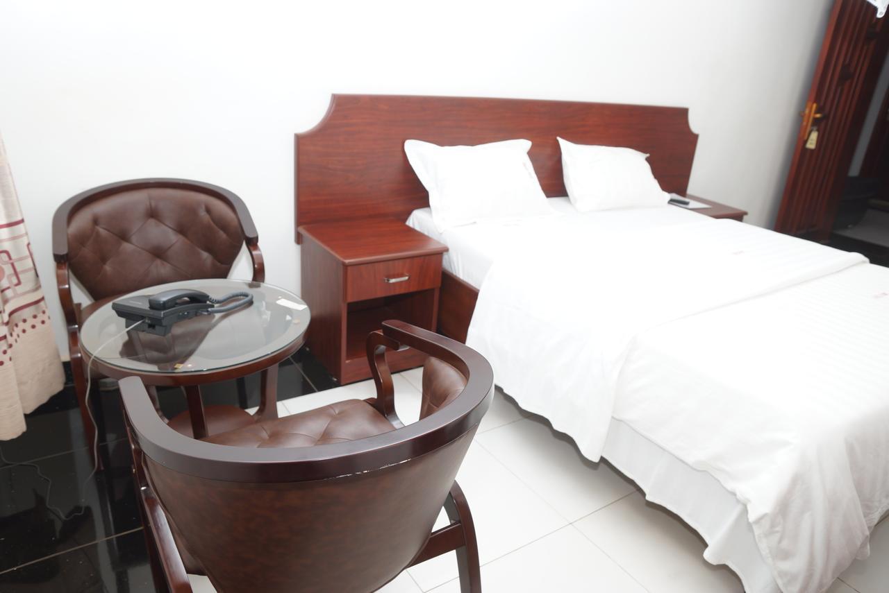 Sunrise hotel kampala Bagian luar foto