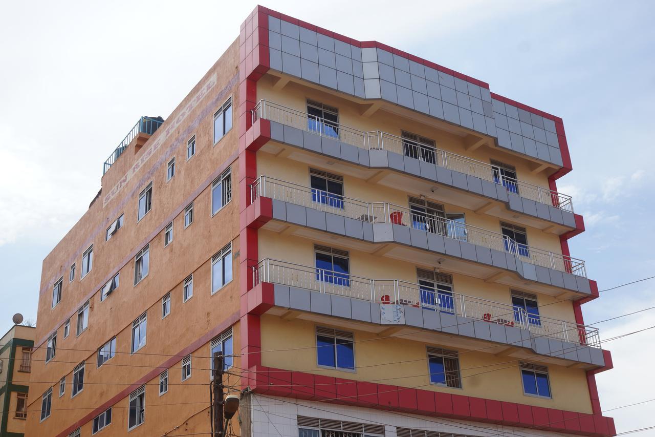 Sunrise hotel kampala Bagian luar foto