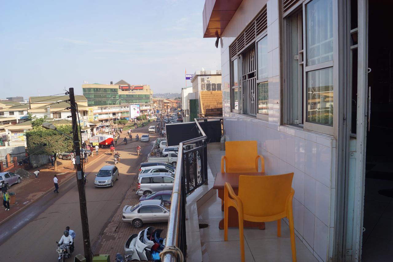 Sunrise hotel kampala Bagian luar foto