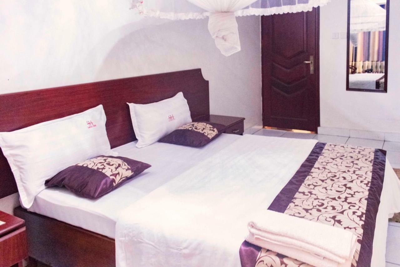 Sunrise hotel kampala Bagian luar foto