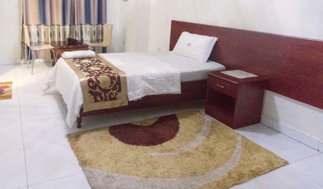 Sunrise hotel kampala Bagian luar foto