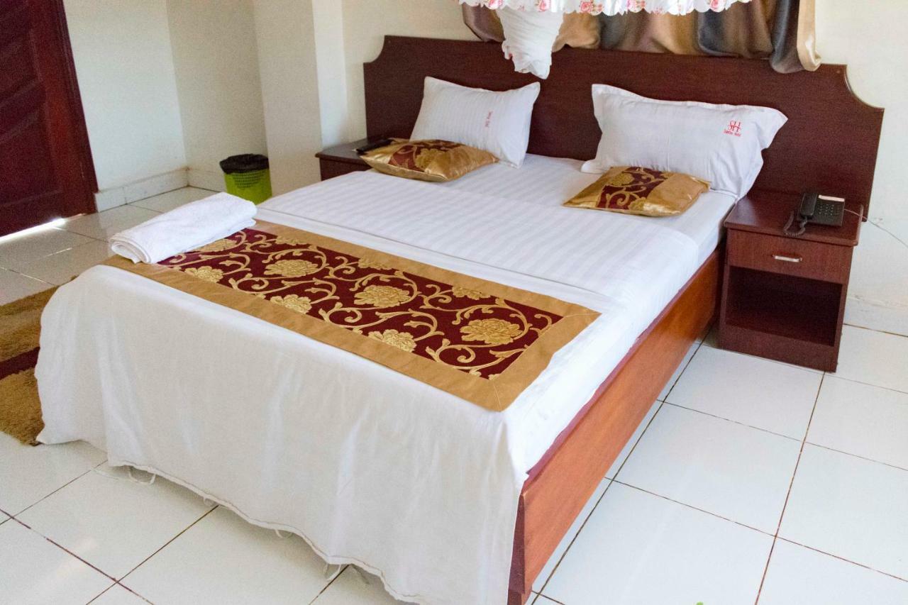 Sunrise hotel kampala Bagian luar foto