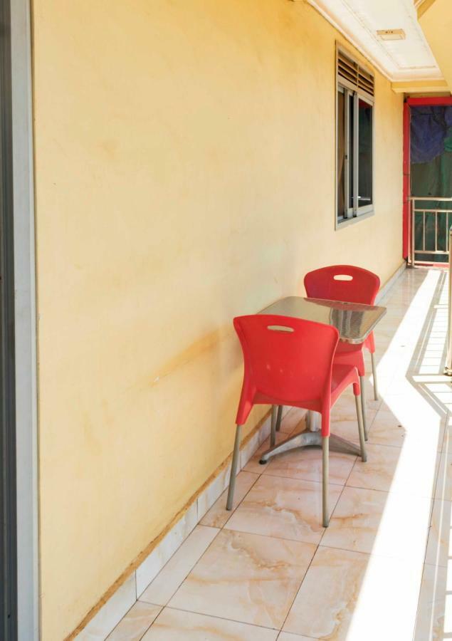 Sunrise hotel kampala Bagian luar foto